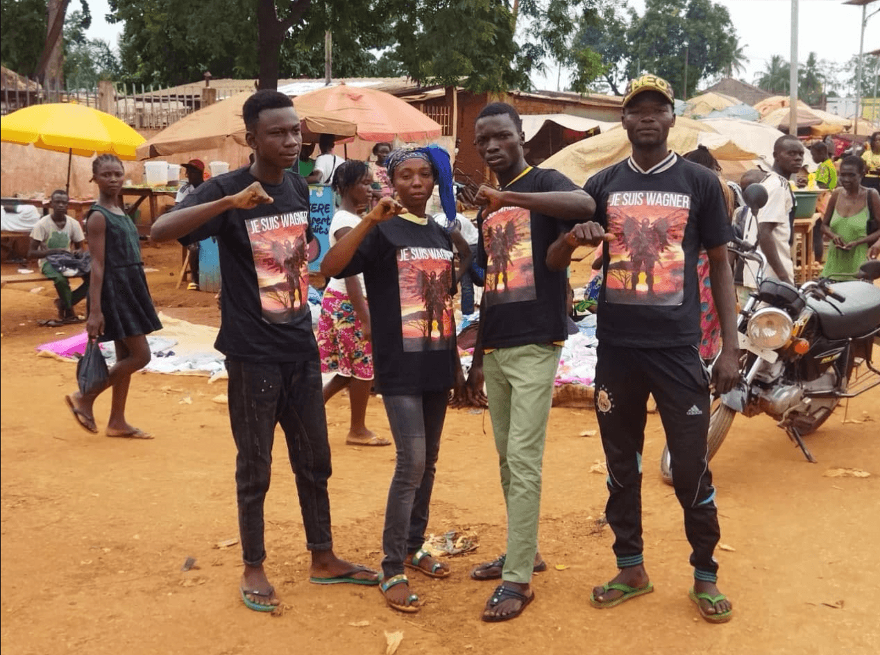 Группа жителей Центральноафриканской Республики в футболках с надписью Je suis Wagner
