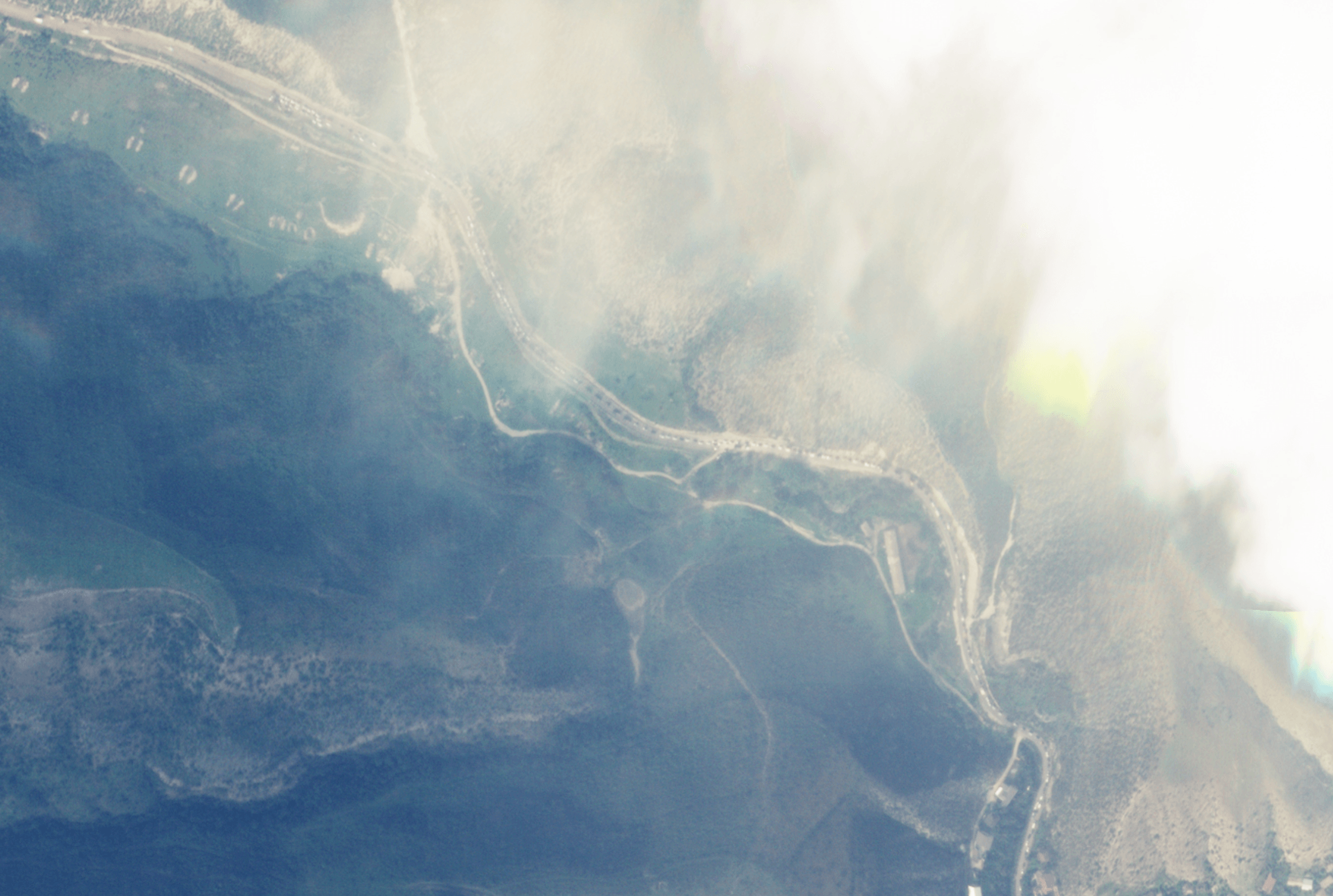 Автомобильный поток из Мартакерта (север НКР). Люди выезжают из города в западном направлении