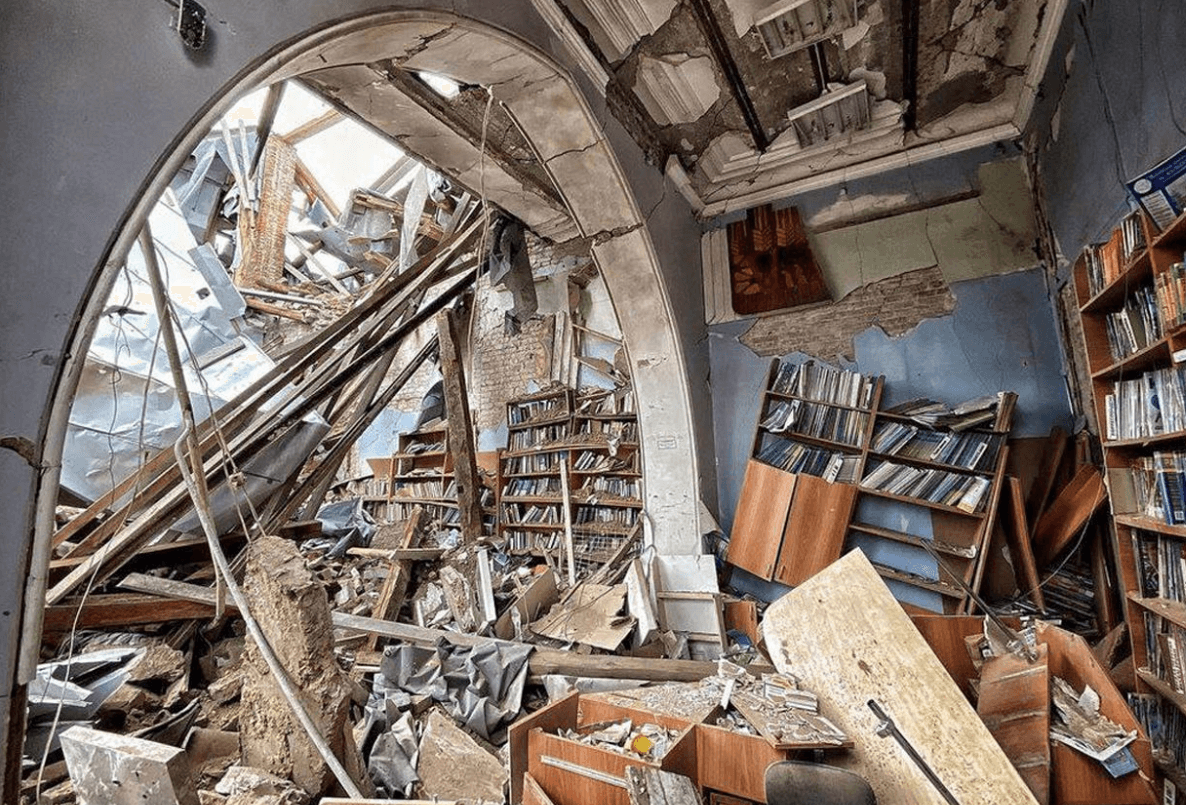 Пострадавшие от удара книжные полки 