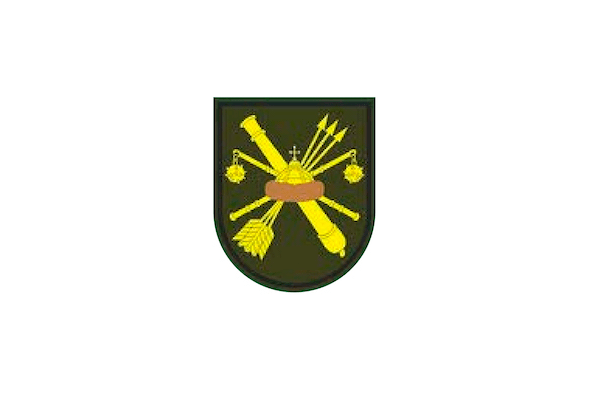 Эмблема (нашивка) 53-й зенитно-ракетной бригады, на которой изображен ствол пушки, скрещенный с тремя стрелами с наложенной на них шапкой Мономаха, а на заднем плане – два скрещенных боевых цепа. Эта эмблема нашивается на правый рукав формы, и в силу своей уникальности позволяет безошибочно отличить военных в/ч 32406 от служащих других подразделений (например, 448-ракетной бригады). 