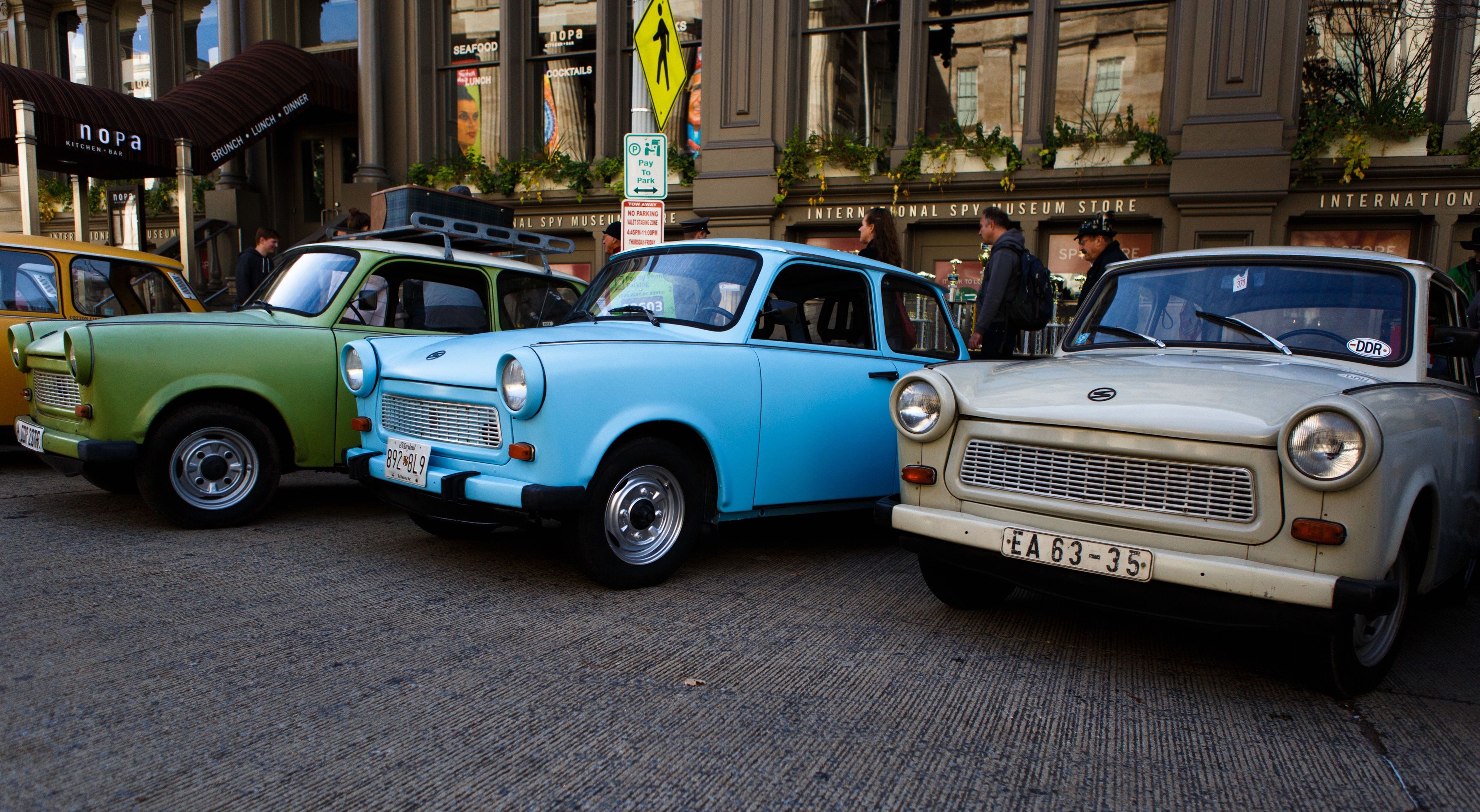 Восточногерманские автомобили "Трабант" отличались компактностью, пластиковым кузовом и ужасным качеством