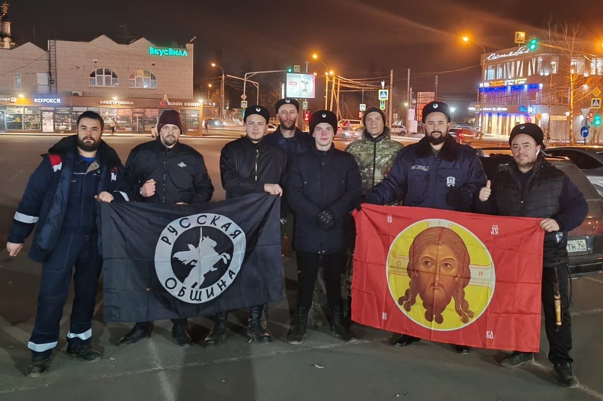 Малолетов и Суздальцев вместе с другими членами «Русской общины» позируют с флагами