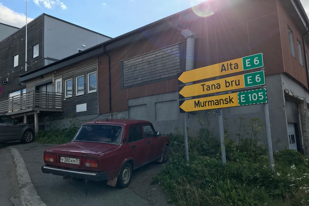 «Лада» с российскими номерами, припаркованная возле судоверфи в Киркенесе