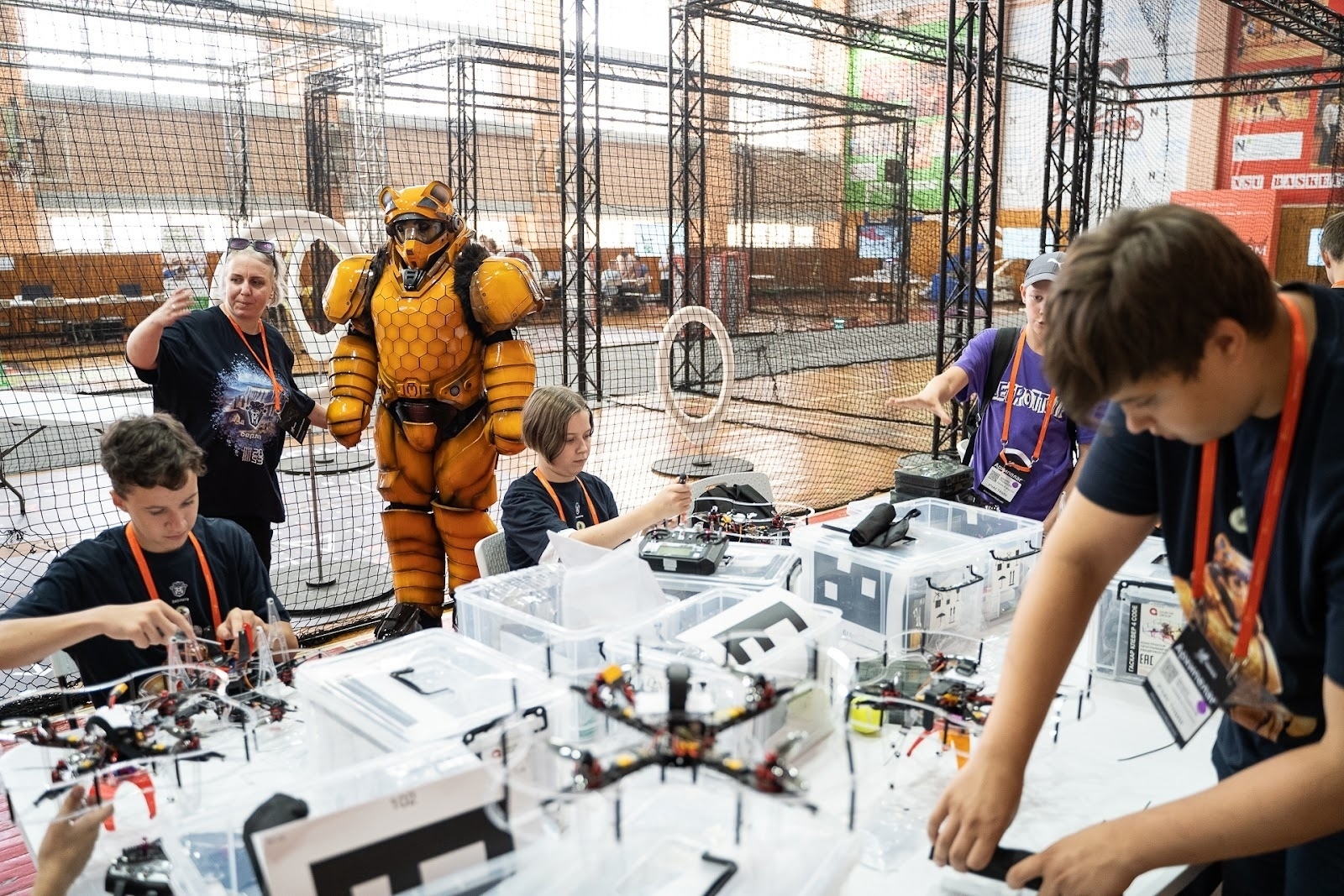 Children assembling drones at a workshop run by the Berloga project. Photo: platform.kruzhok.org (website of the Berloga project)
