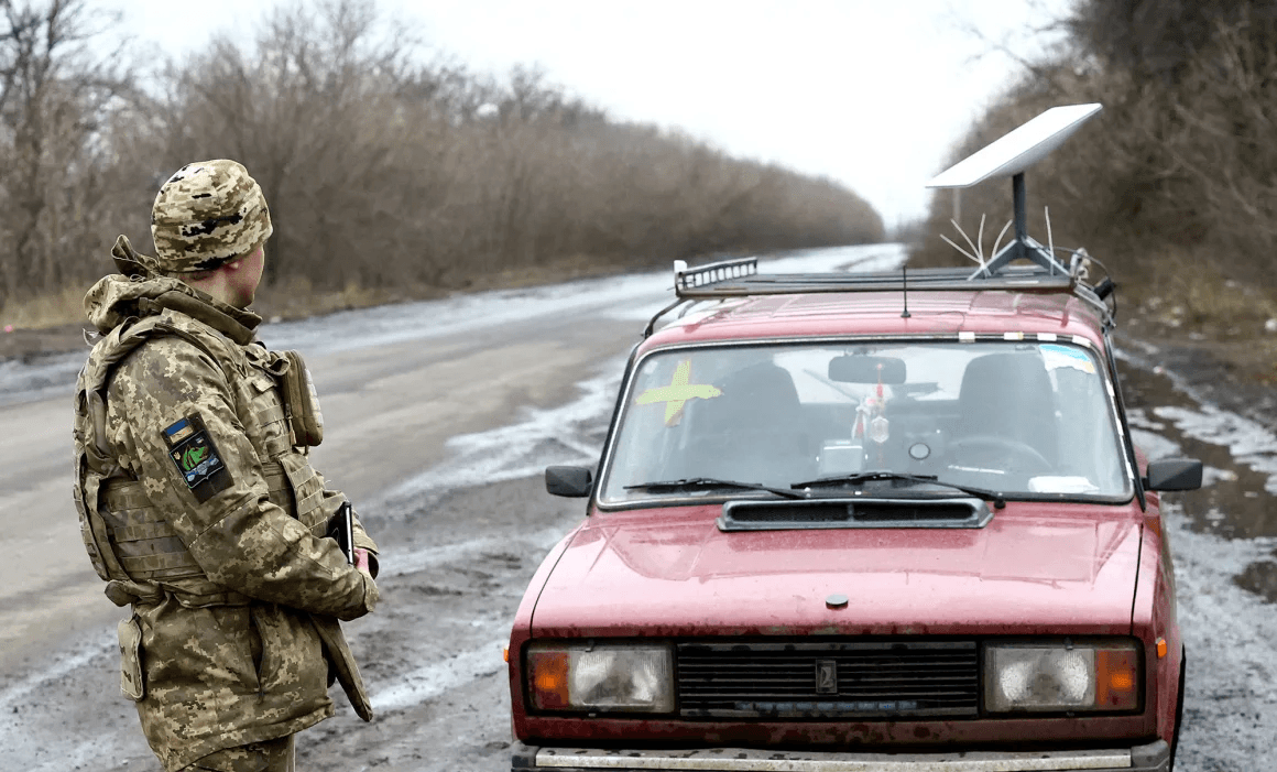 A Ukrainian serviceman stands next to a vehicle equipped with a Starlink satellite communications terminal. Photo: Reuters
