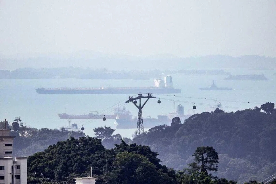 Танкер Rcelebra в водах у Сингапура. Фото: Remy Osman