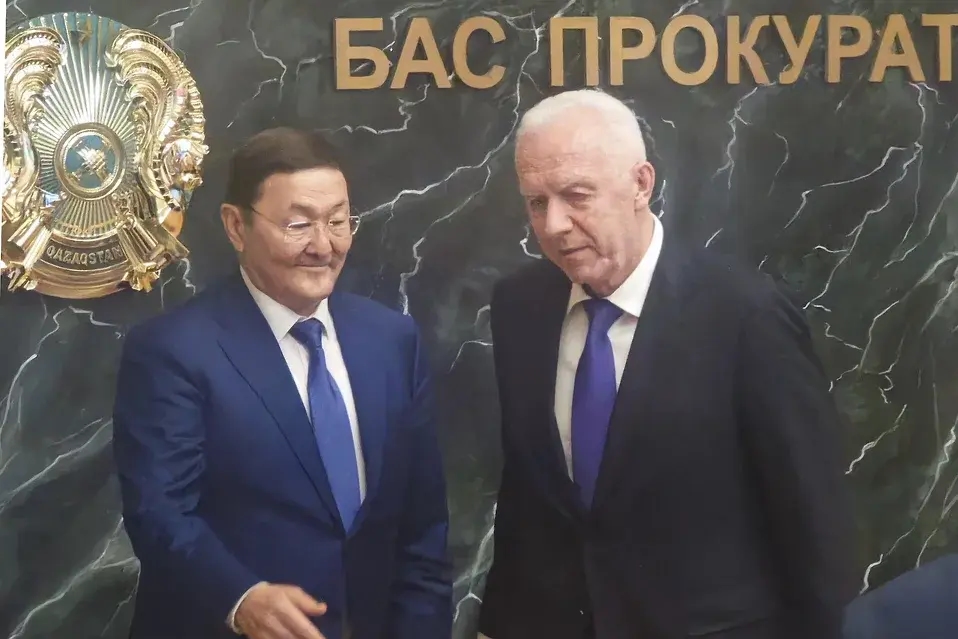 Александр Гуцан (справа) и Берик Асылов. Фото: «Коммерсантъ»