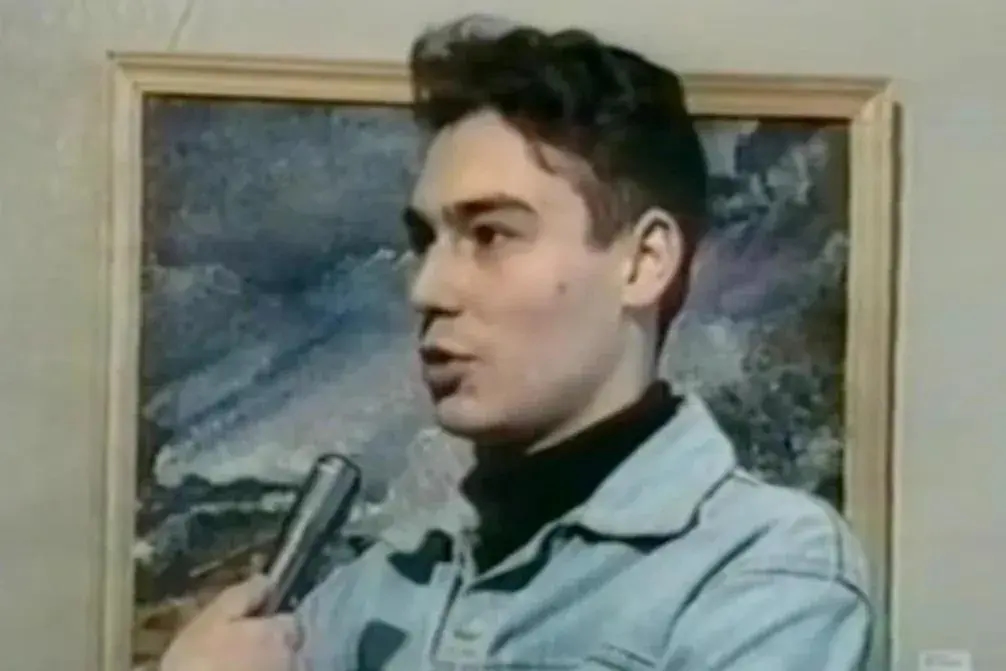 Akuzin in a local television segment from the 2000s talking about his exhibition. Source: Mediazona