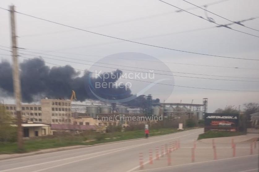 Дым над нефтебазой на мысе Манганари. Фото: «Крымский ветер»