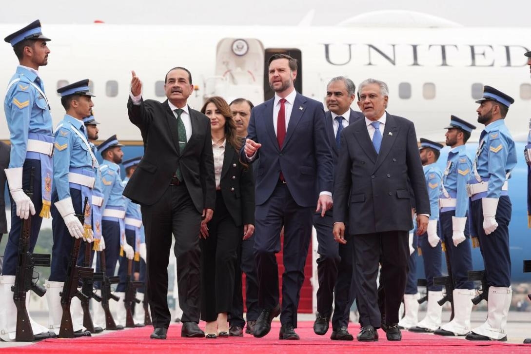 Вице-президент США Джей Ди Вэнс в Исламабаде после прибытия на переговоры с иранскими официальными лицами. 11 апреля 2026 года. Фото: AP Photo / Jacquelyn Martin