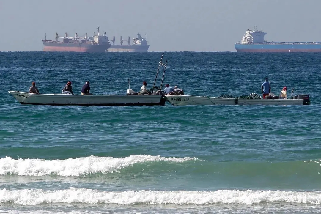 Fishermen work near oil tankers off Ras Al Khaimah in the United Arab Emirates, south of the Strait of Hormuz, on Jan. 19, 2012. Photo: Kamran Jebreili / AP