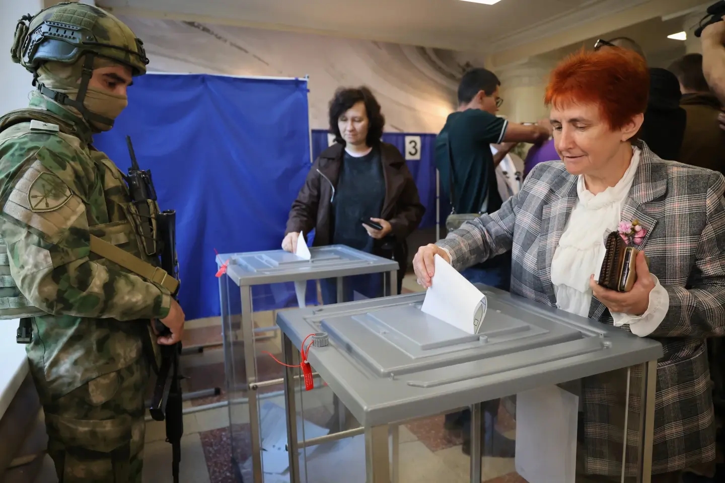 Голосование в оккупированной Россией части Донецкой области Украины, 18 сентября 2026 года. Фото: AP Photo