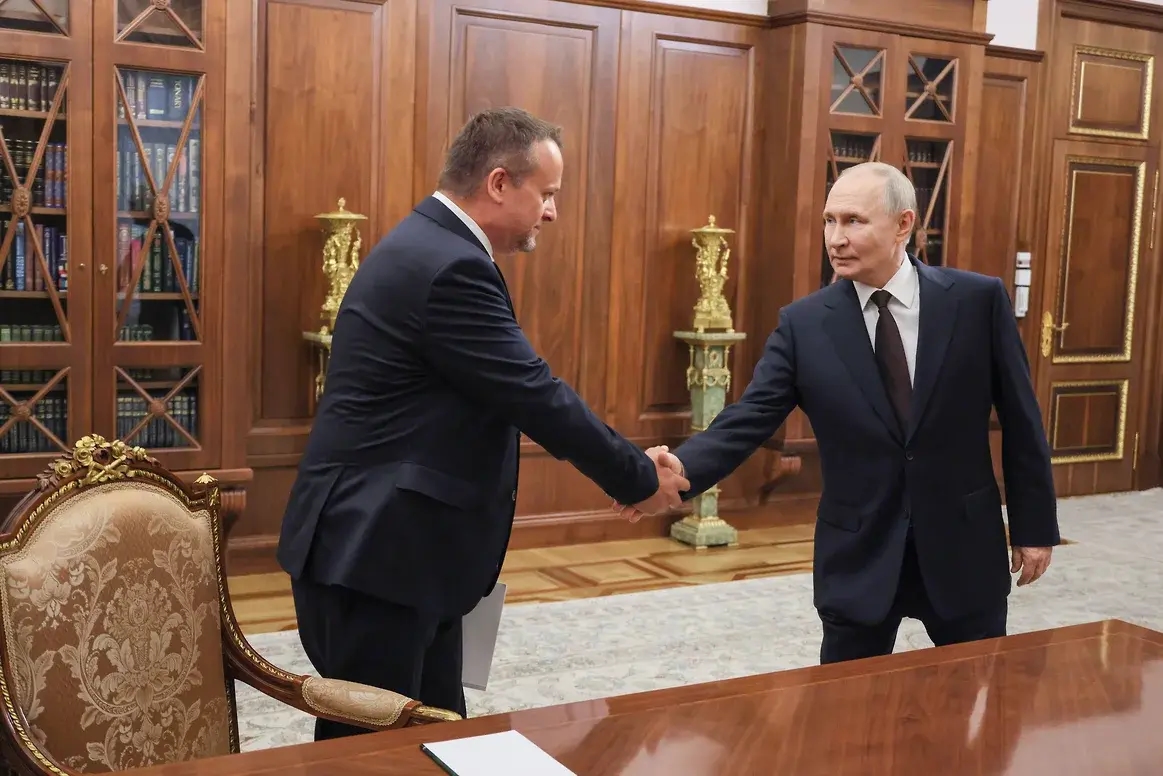 Владимир Путин принимает Андрея Никитина в своем кабинете, 7 июля 2025 года. Фото: пресс-служба президента РФ