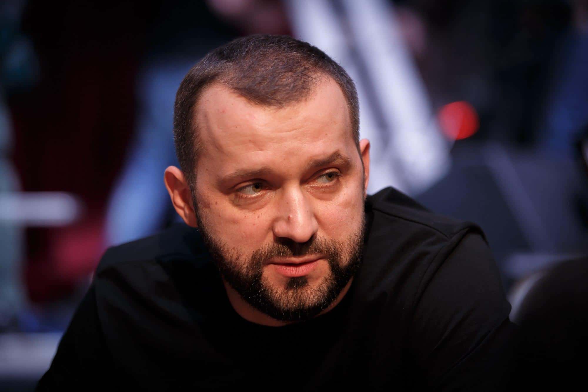 Концерты комика Руслана Белого отменяют по требованию властей. Он связывает это со своими шутками