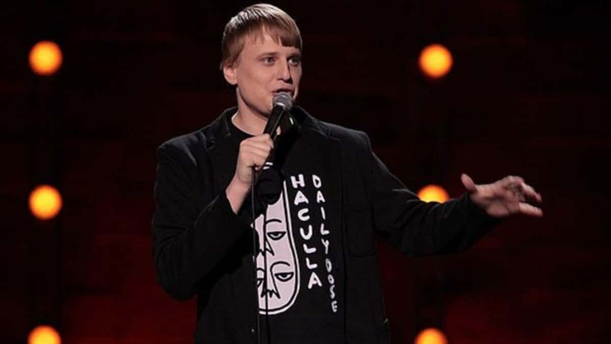  Германия не дала визу комику Славе Комиссаренко, потому что ему «безопасно ехать в Беларусь и Россию». В Беларуси его ищет КГБ