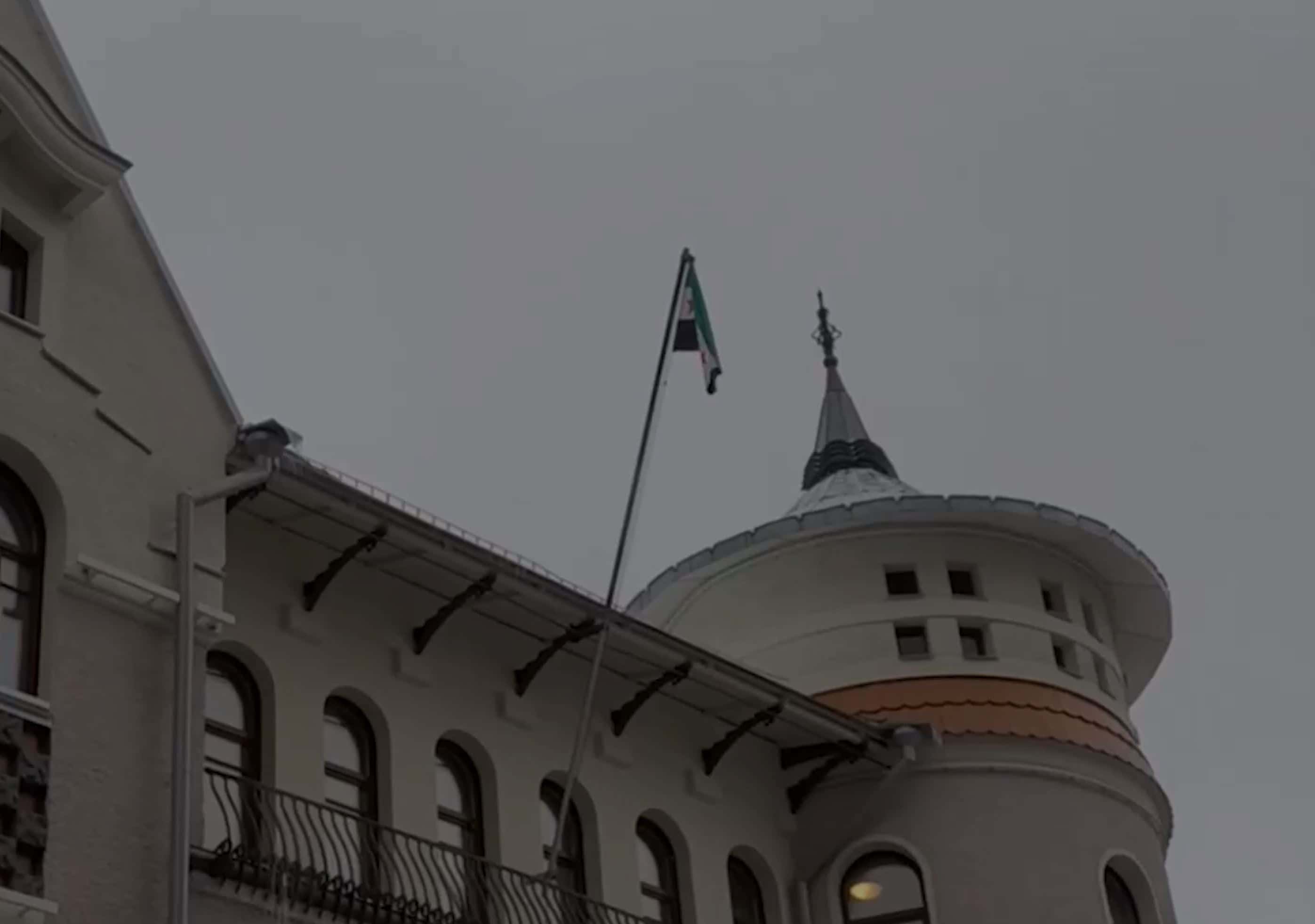 Над посольством Сирии в Москве подняли флаг оппозиции