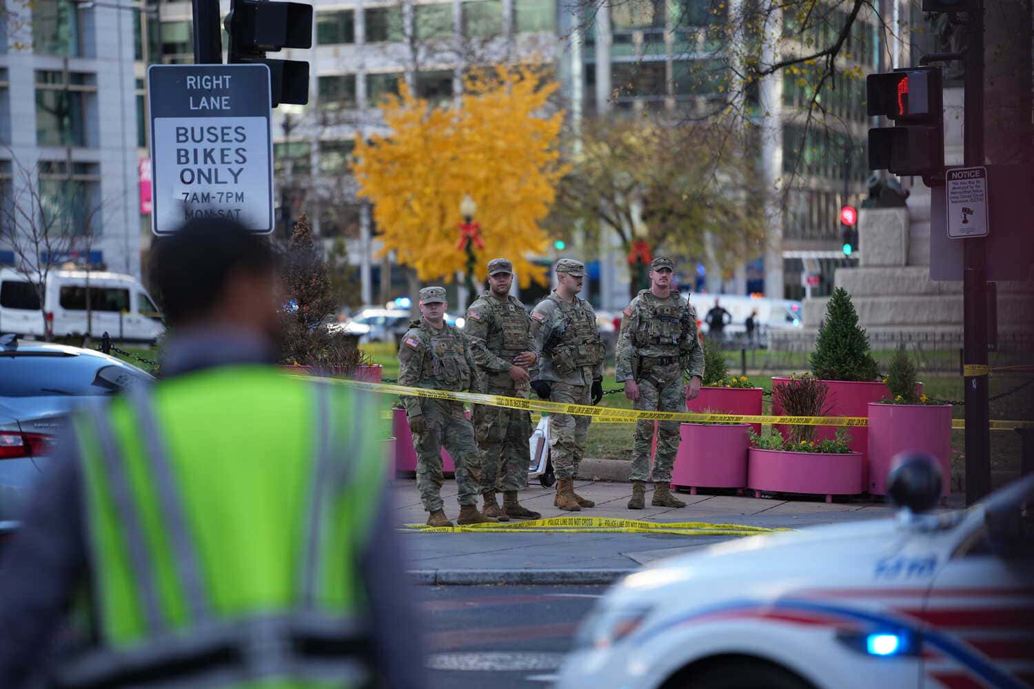 Двое бойцов Нацгвардии США тяжело ранены в результате стрельбы у Белого дома. Подозреваемый — беженец из Афганистана