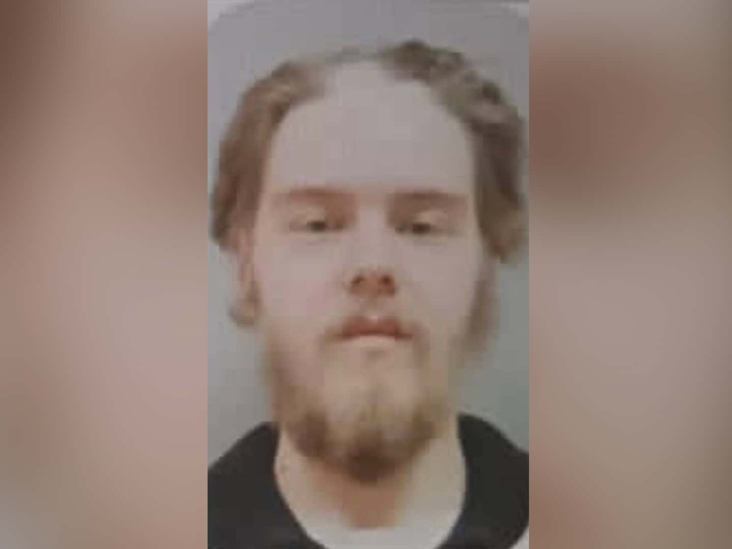 В элитном подмосковном поселке «Шервуд» мужчина захватил коттедж, взял заложников и открыл огонь по полиции