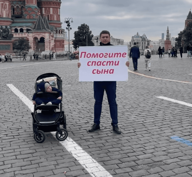 Отца ребенка со СМА с плакатом «Помогите спасти сына» задержали на Красной площади