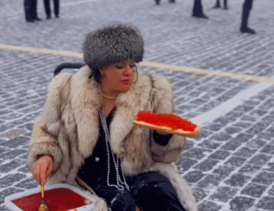 Полиция запрещает россиянкам снимать тренд с икрой на Красной площади, потому что в сложное для страны время «шиковать нельзя»