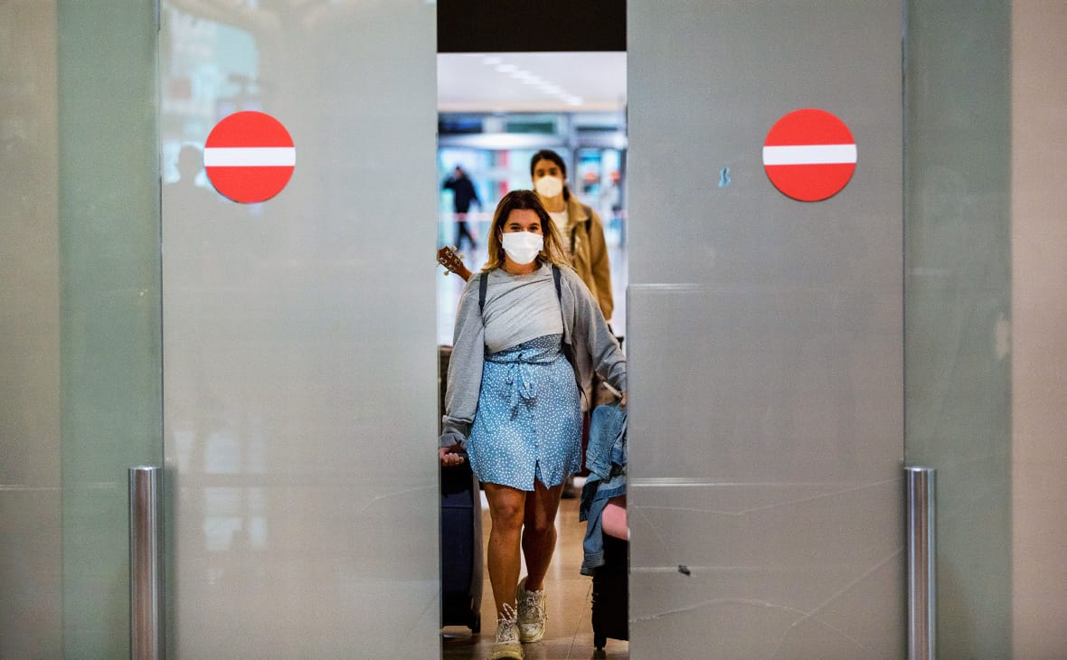 «Исчезнувший» COVID-19: страны отменяют ограничения, но вирус продолжает эволюционировать