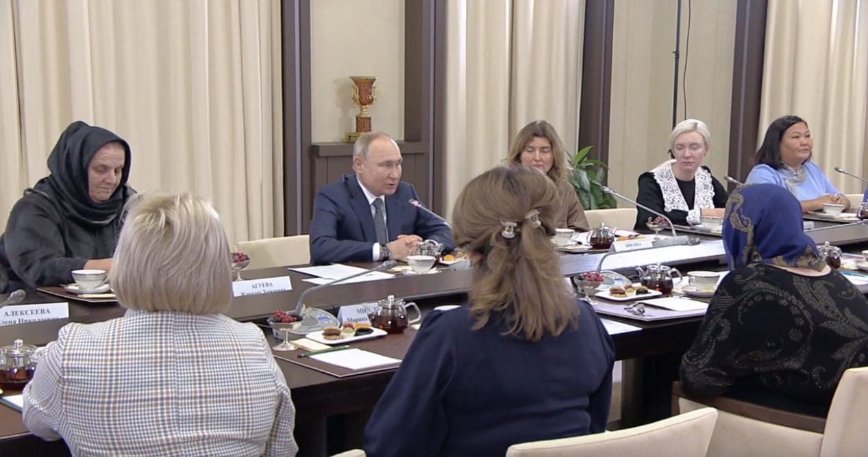Путин провел встречу с матерями участников войны. На нее не позвали «Комитет солдатских матерей», но пригласили чиновниц и членов «ЕР» и ОНФ
