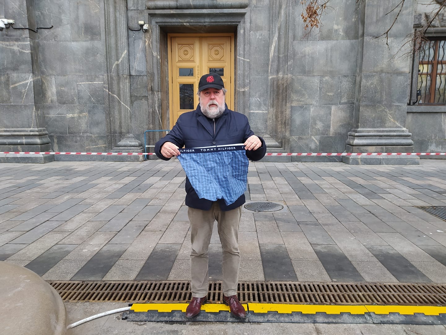 Режиссера Виталия Манского задержали у здания ФСБ за акцию в поддержку Навального — видео