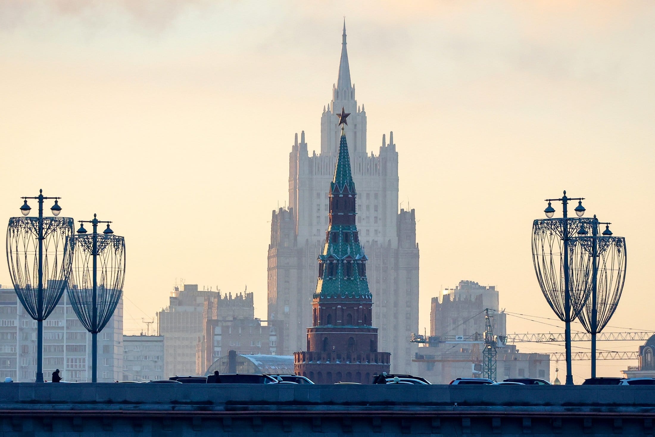 Секс на диване, где сидела Тэтчер. Отрывок из книги Киры Ярмыш «Невероятные происшествия в женской камере Nº3»