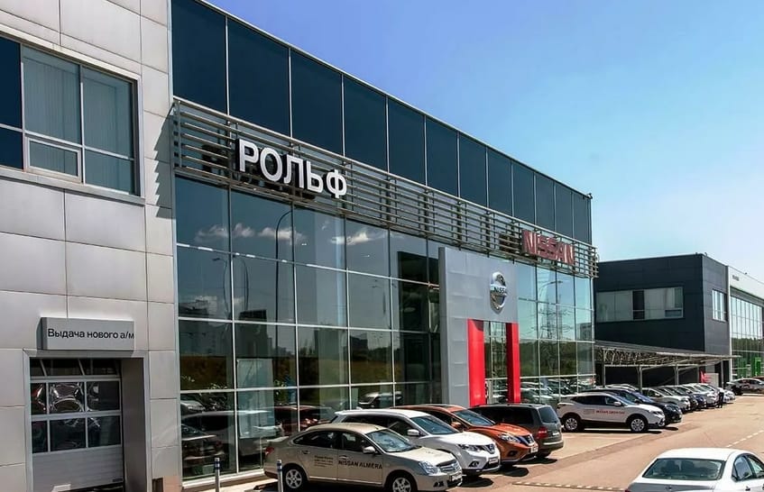 Приставы заблокировали счет автодилера «Рольф»