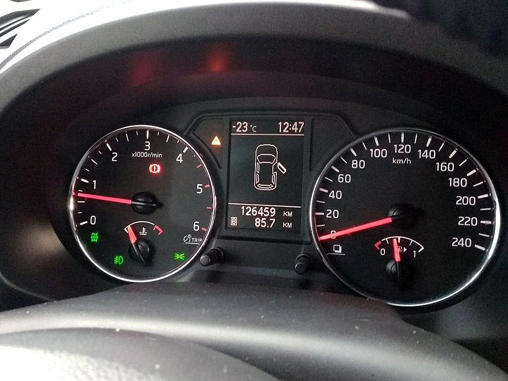 Россияне, выставляющие автомобили на продажу, массово скручивают пробеги — «Коммерсантъ»