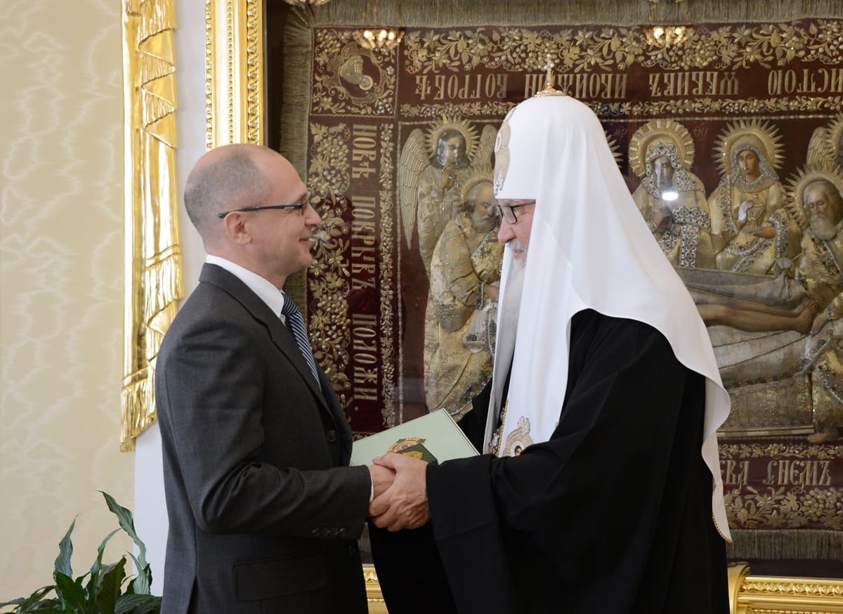 «Высоко ценю доброе соработничество АП с Московским патриархатом» — патриарх Кирилл наградил Кириенко орденом