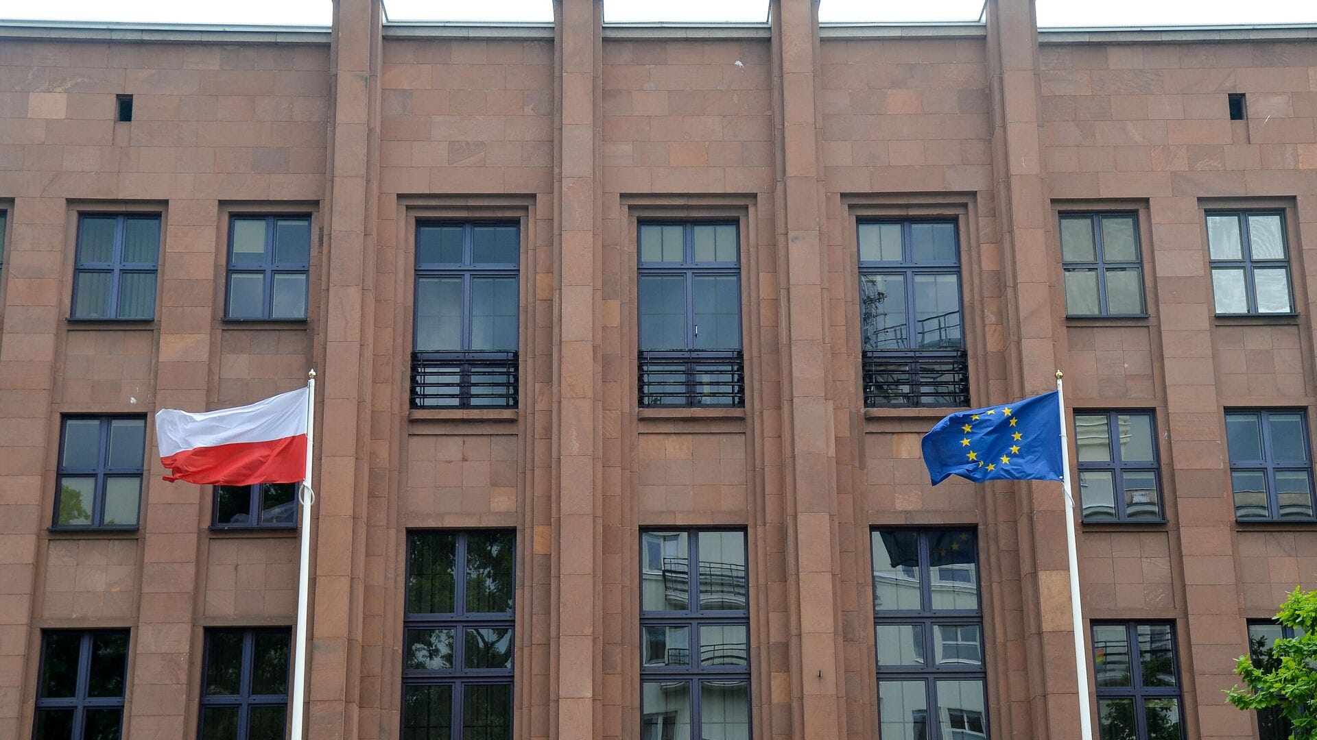 Польша и Болгария призвали своих граждан покинуть территорию России из-за напряженной ситуации в стране в связи с войной