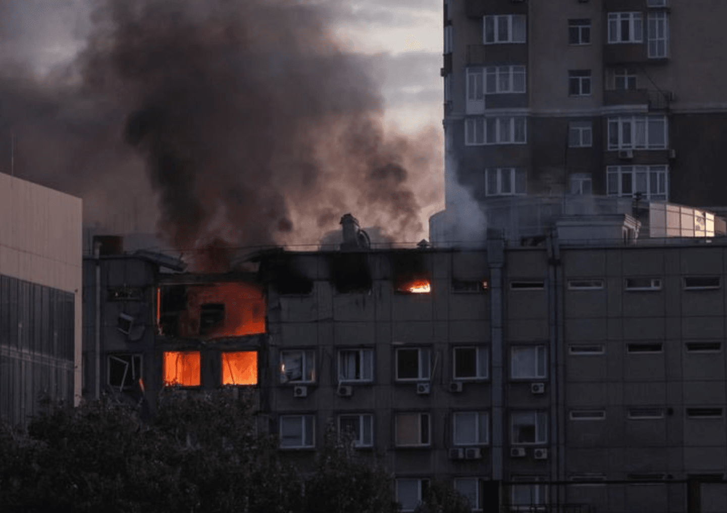 Кличко: после атаки Киева дронами-камикадзе произошел взрыв в жилом доме, из-под завалов вытащили тело погибшей женщины