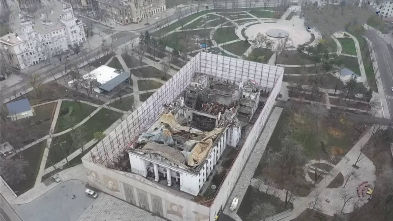 Russians cover ruins of Mariupol Drama Theater with banners, despite earlier promises to reopen it before September 10