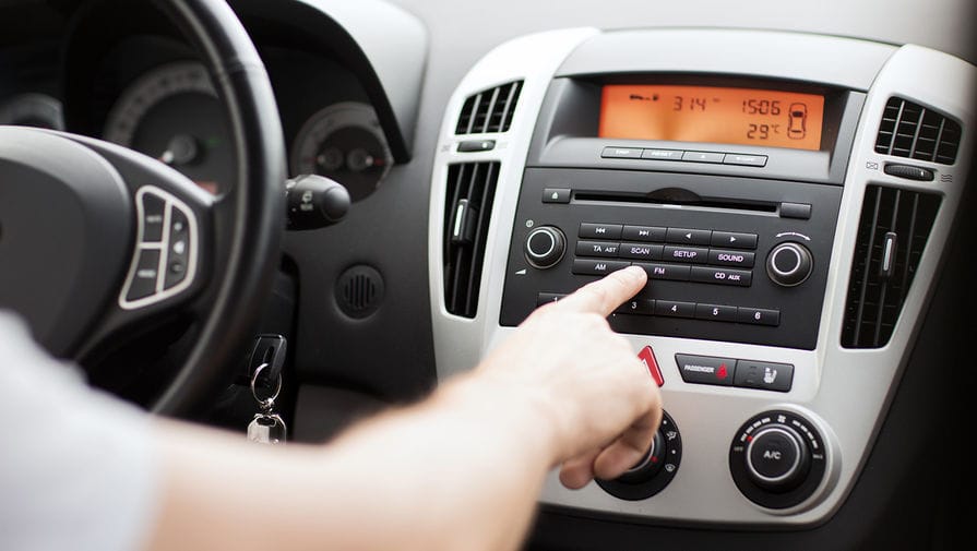 В эфире нескольких российских радиостанций объявили воздушную тревогу. МЧС обвинило в этом хакеров