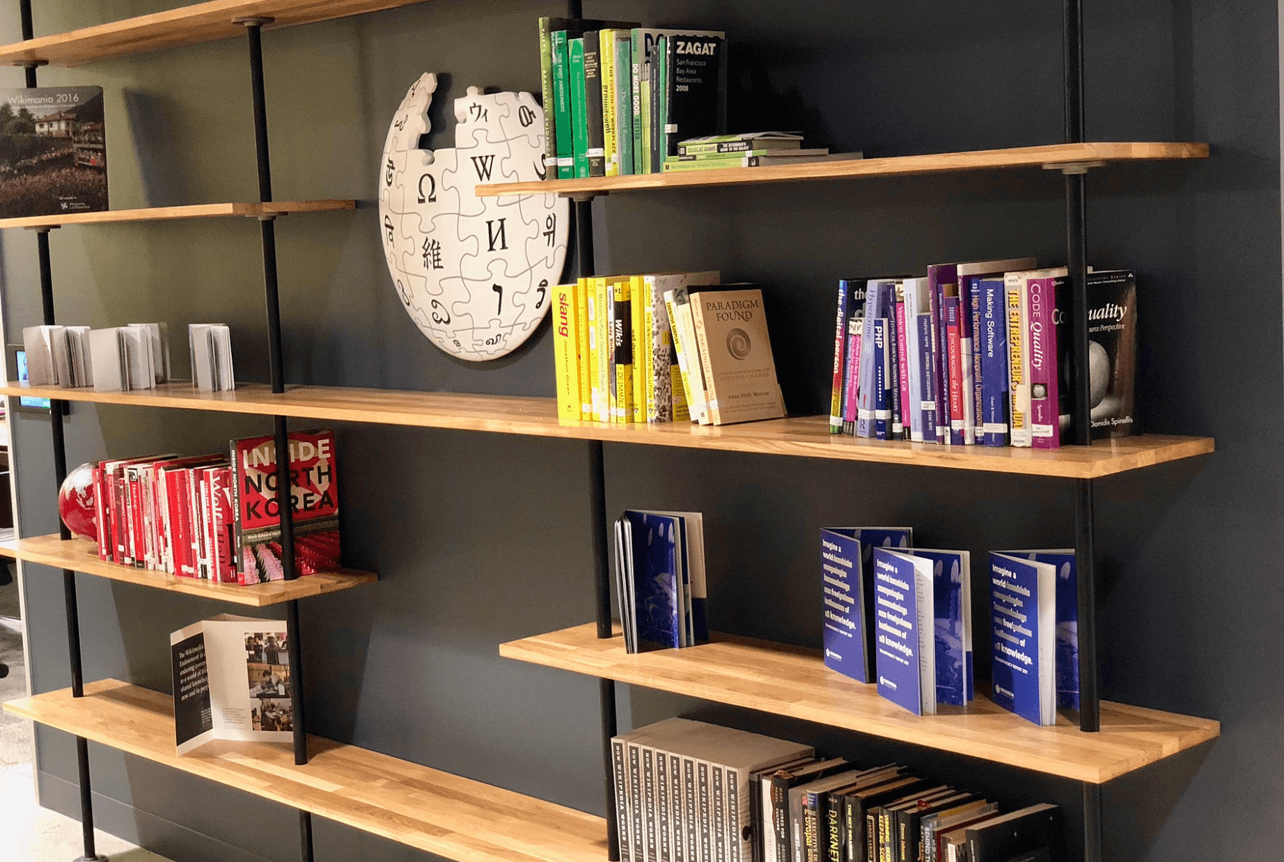 Владельца Википедии оштрафовали на 2 млн рублей из-за отказа удалить статьи о воинских частях и войне в Украине