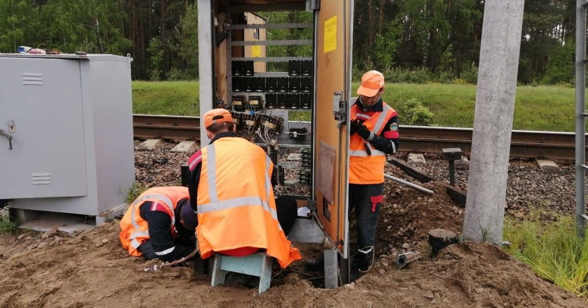 Четырех студентов задержали в Калужской области из-за поджогов на железной дороге, одна из фигуранток дела — несовершеннолетняя