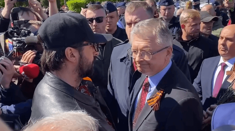 Российскому послу в Польше не позволили возложить цветы на мемориальном кладбище