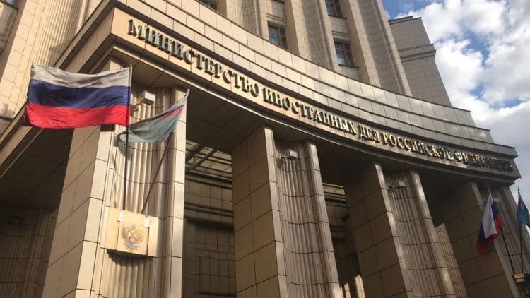 Начиная с октября граждане России, получившие иностранный ВНЖ, будут обязаны уведомить об этом МИД РФ за рубежом