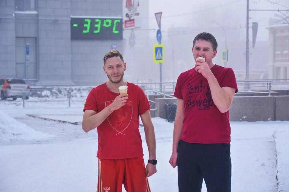 «Нежные и снежные». Власти Новосибирска увидели пропаганду ЛГБТ в снимках мужчин, которые «лижут» мороженое зимой