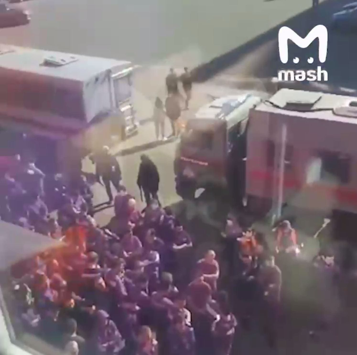 У тысяч сотрудников склада Wildberries росгвардейцы проверяют ВНЖ и патенты на работу, некоторых увозят в военкомат — видео