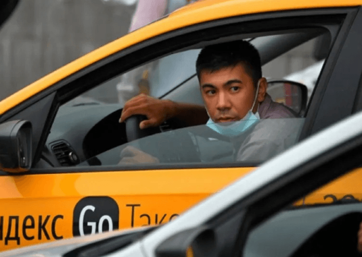 «Запрет трудовым мигрантам работать в такси приведет к увеличению стоимости услуг и развитию нелегального рынка» — эксперт