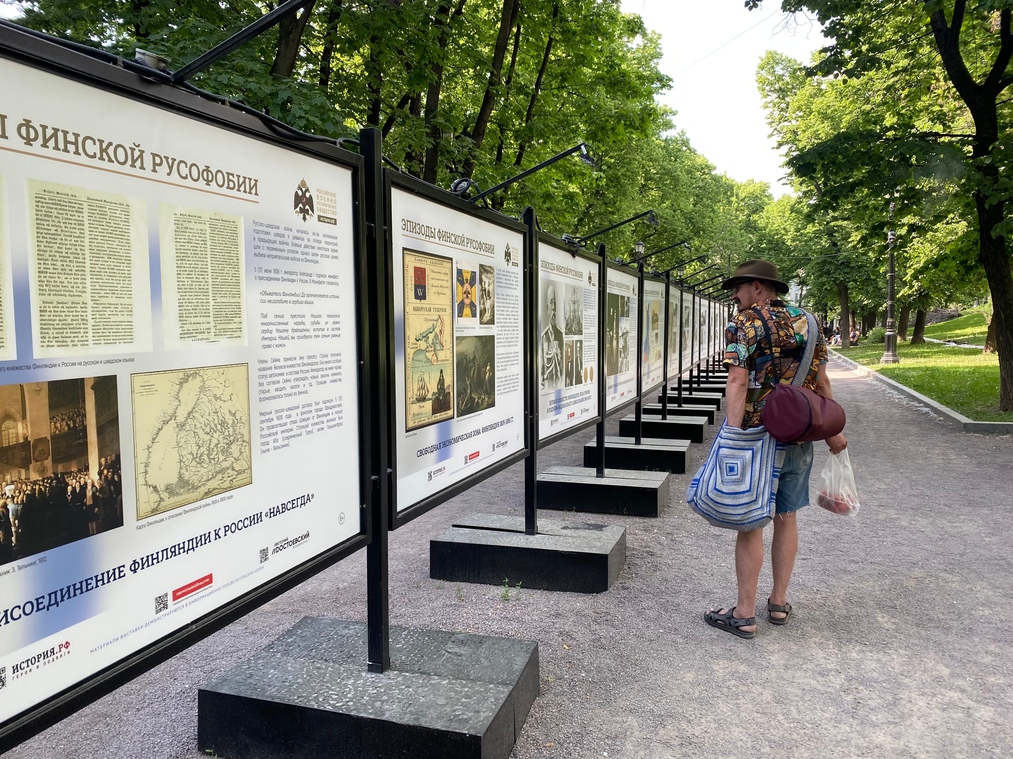 An exhibition outside the Finnish embassy in Moscow peddles Stalin-era massacre fakes and extolls Russia’s role in Finnish history
