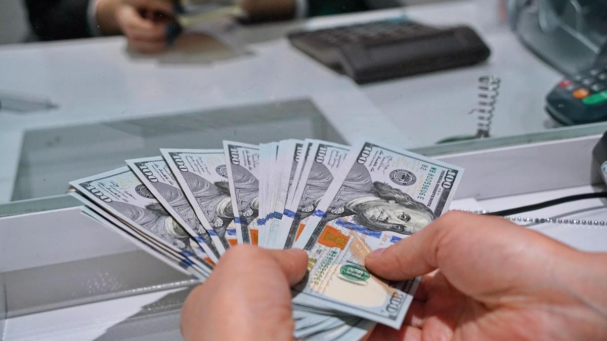 Компания, которая ввезла в Россию большую часть наличных долларов и евро после начала войны, связана с друзьями Путина — «Система»