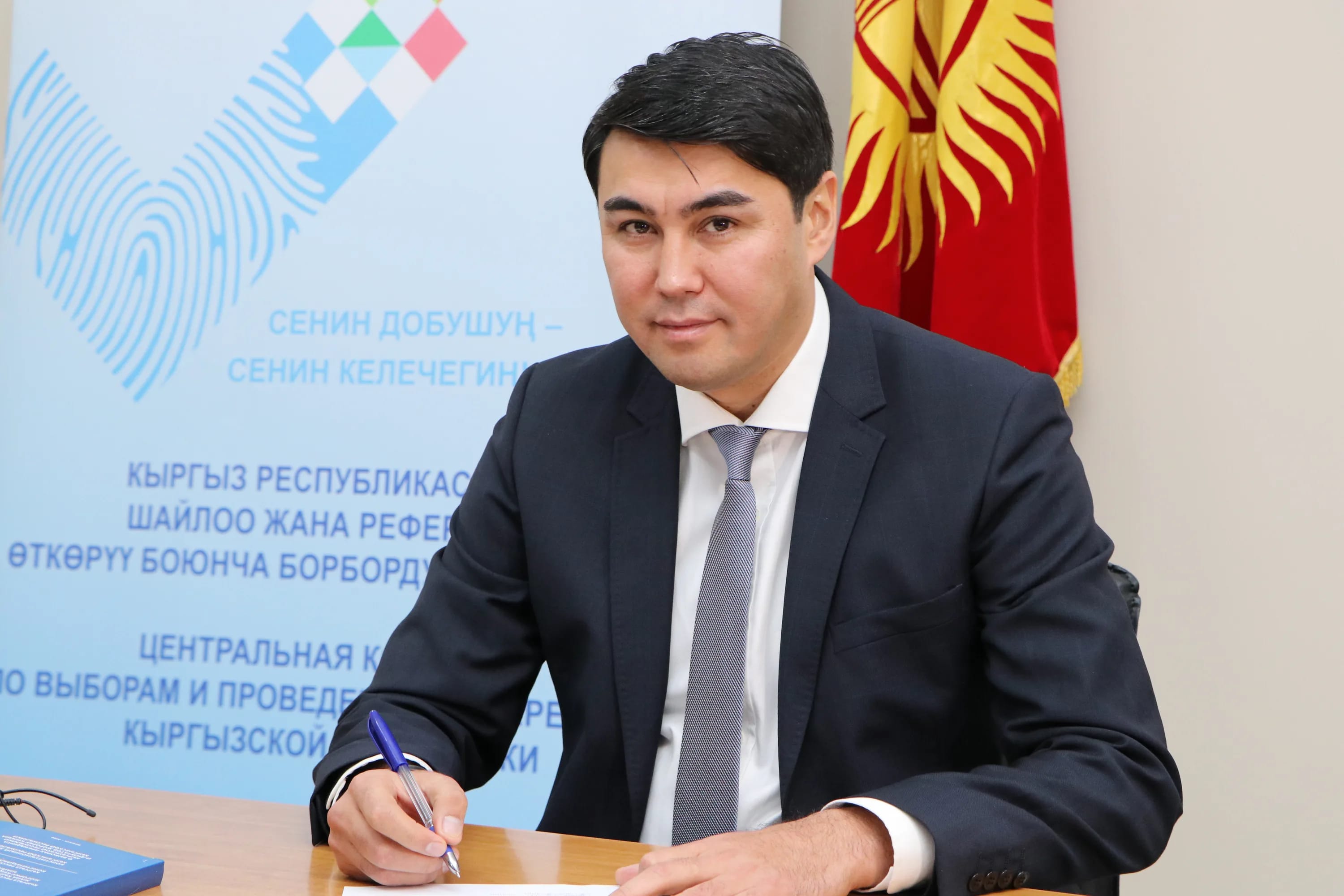 В Кыргызстане обвиняемый в попытке захвата власти порезал себе живот. Спецслужба назвала это «привлечением внимания общественности»