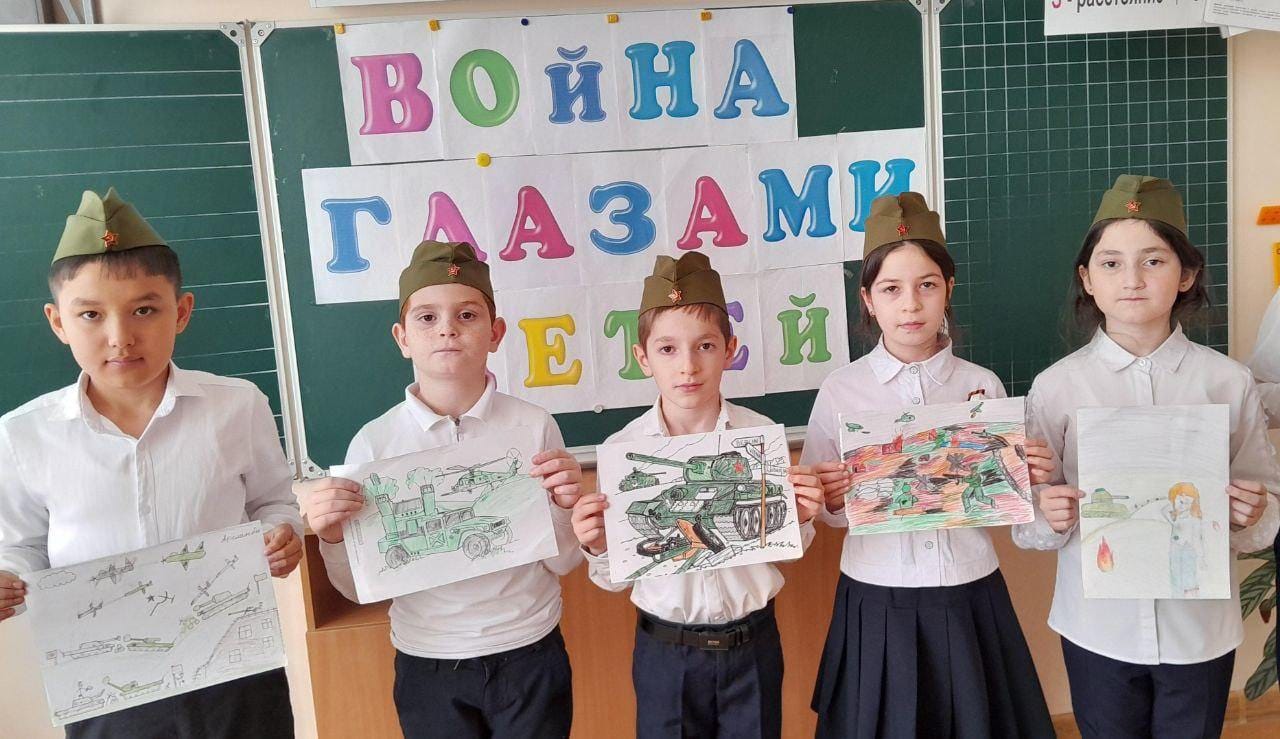 «На уроках рассказывают, какой плохой народ украинцы. Из-за этого одноклассницу начали травить». Школьники о военной пропаганде