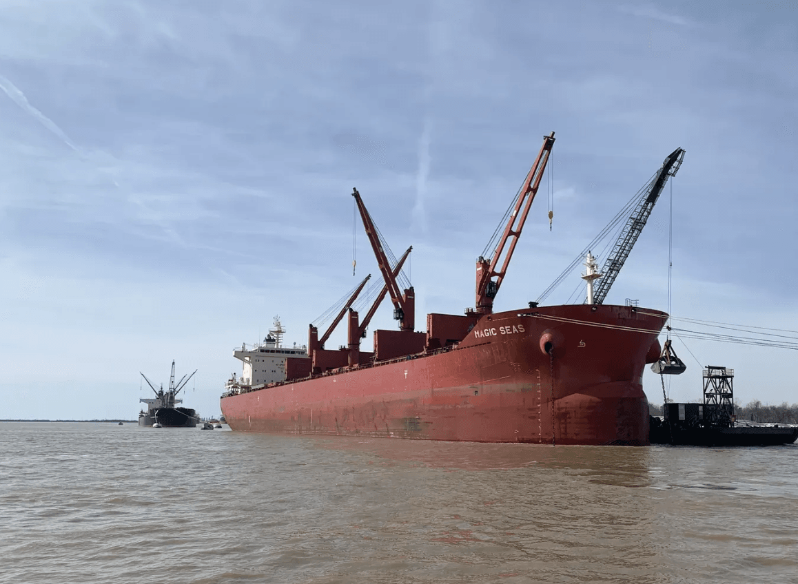 В Красном море атакован греческий балкер, он тонет. Перестрелка может быть первой за долгое время атакой хуситов в этом районе