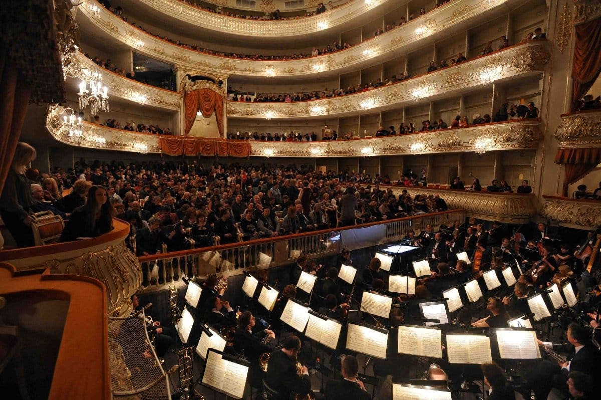 Силовики пришли с обысками в Михайловский театр. По данным СМИ, они связаны с делом о растрате, по которому был задержан Владимир Кехман