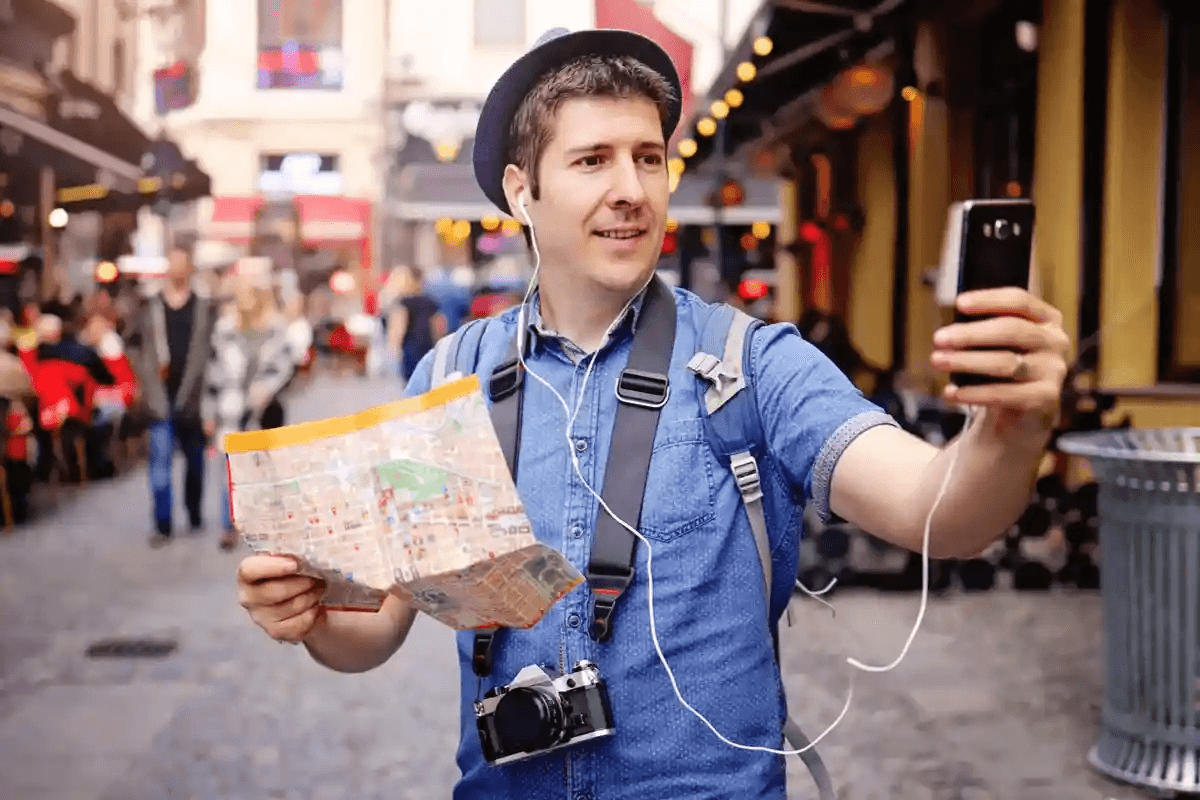 АТОР посоветовала российским туристам включить роуминг и не откладывать созвоны из-за блокировки звонков в WhatsApp и Telegram