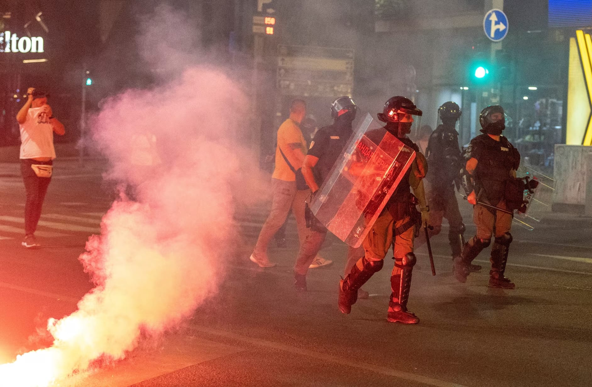 В Сербии сторонники Вучича забросали петардами антиправительственных демонстрантов. Противники власти обвиняют полицию в защите нападавших